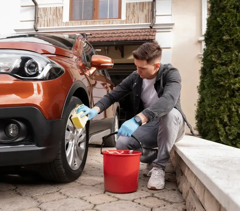 Lavage auto à domicile Mantes-la-Jolie : professionnel intervenant sur un véhicule